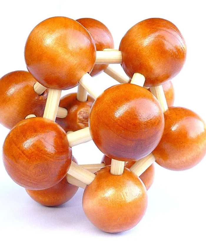 Molecule Inspired Wooden Cluster Assembly Puzzle